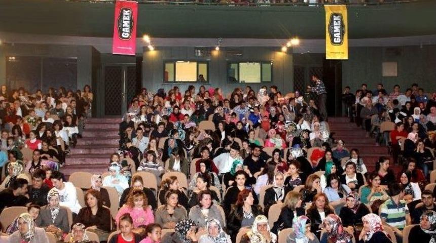 Gen&ccedil; Komedyen Gazianteplileri Kahkahaya Boğdu