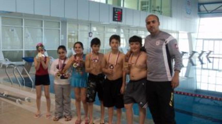 &Ouml;zel Sungurbey Ortaokulu'dan 7 &Ouml;ğrenci 13 Madalya Kazandı