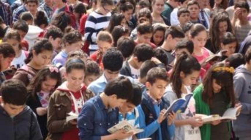 Öğretmenler Ve Öğrenciler 20 Dakika Kitap Okudu