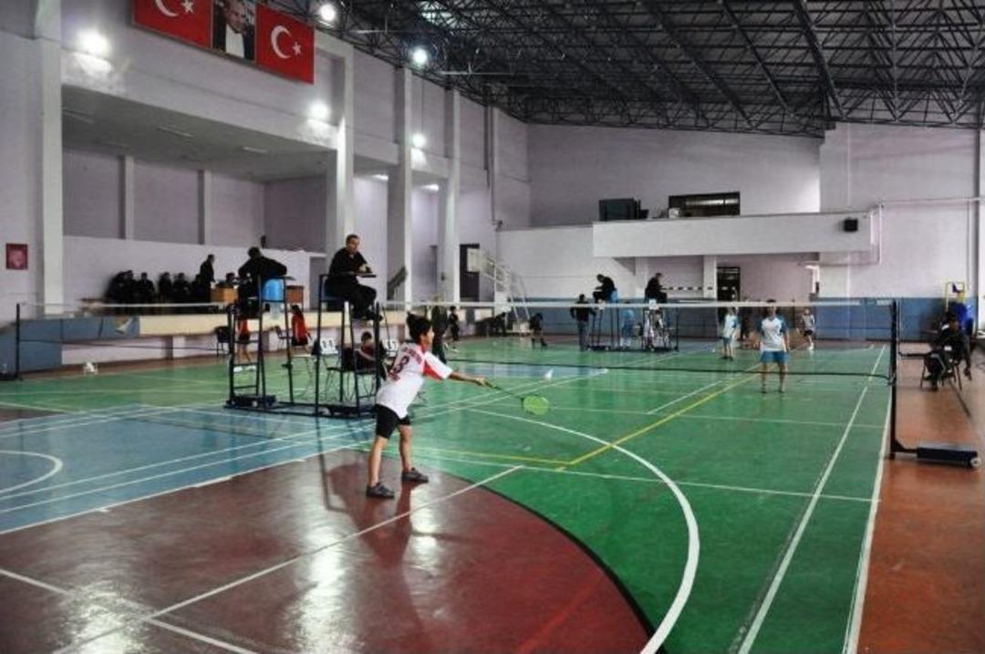 K&uuml;&ccedil;&uuml;kler Badminton Grup M&uuml;sabakaları D&uuml;zce&rsquo;de Başladı