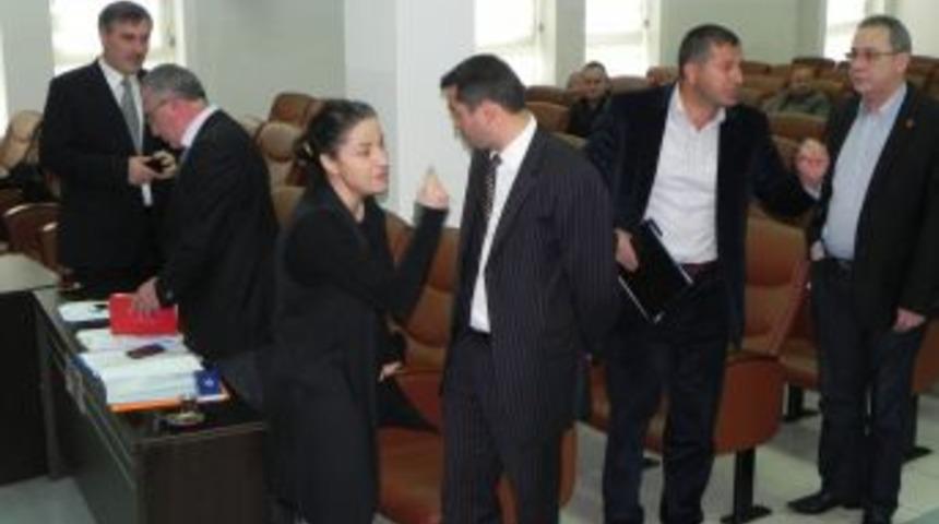 Enc&uuml;men Se&ccedil;imlerini Hukuksuz Bulan AK Parti'li &Uuml;yeler Salonu Terketti