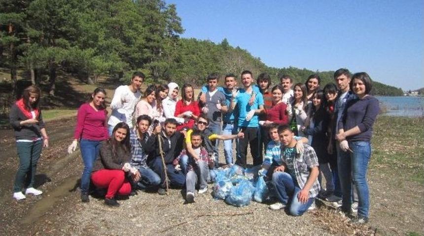 &Uuml;niversitelilerden Borabay G&ouml;l&uuml;&rsquo;nde Temizlik