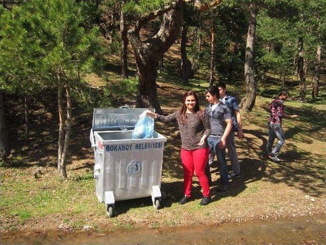 Üniversitelilerden Borabay Gölü’nde Temizlik