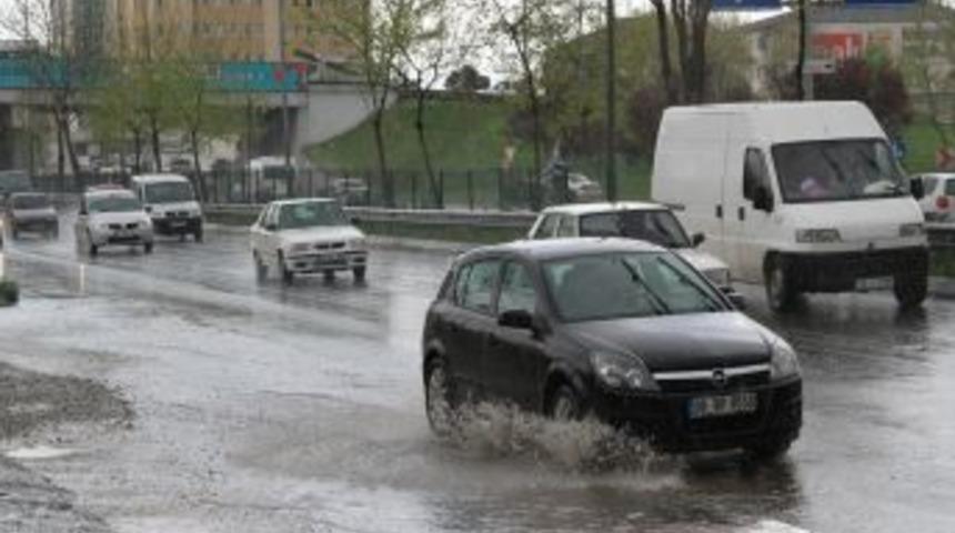 Yağışlı Hava Bursa&rsquo;da Hayatı Olumsuz Etkiliyor