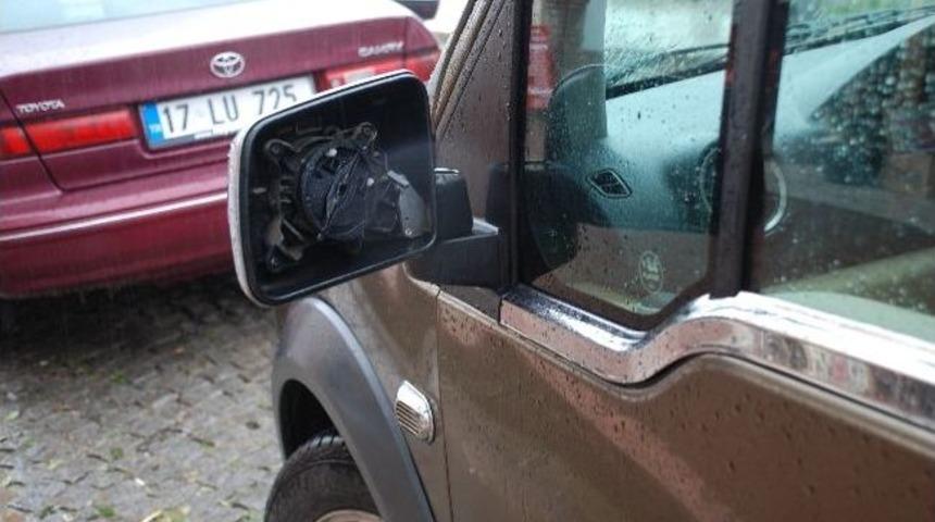 Babasına Kızdı, Aynaları Kırdı