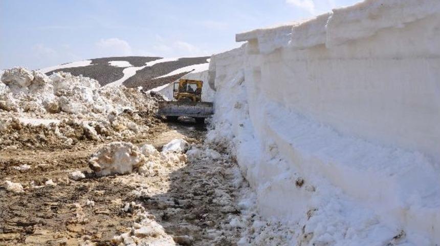Muş&rsquo;ta Nisan Ayında Karla M&uuml;cadele &Ccedil;alışması