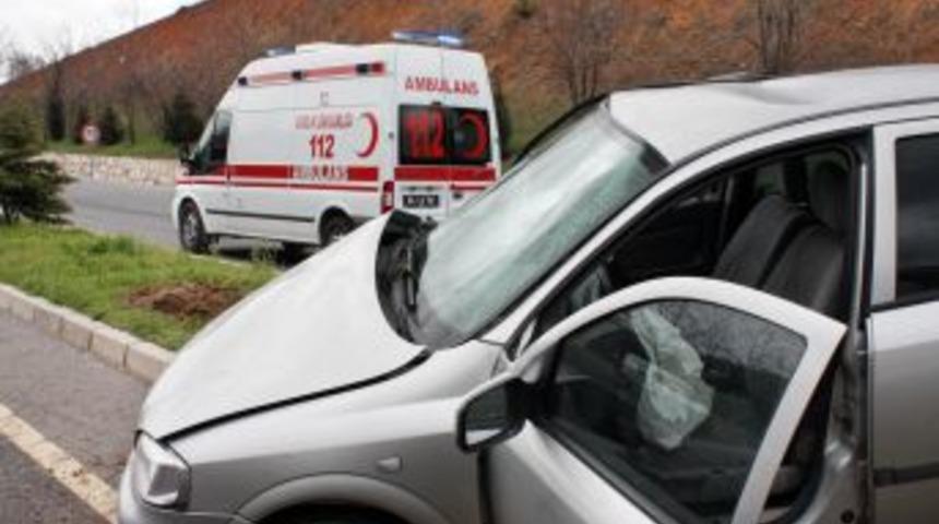 Uşak&rsquo;taki Trafik Kazasında 3 Kişi Yaralandı