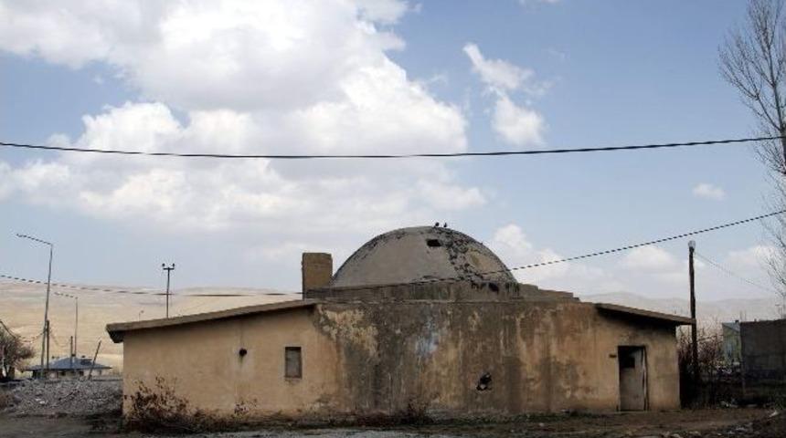 İl&ccedil;enin Tek Hamamı Yıktırılıyor