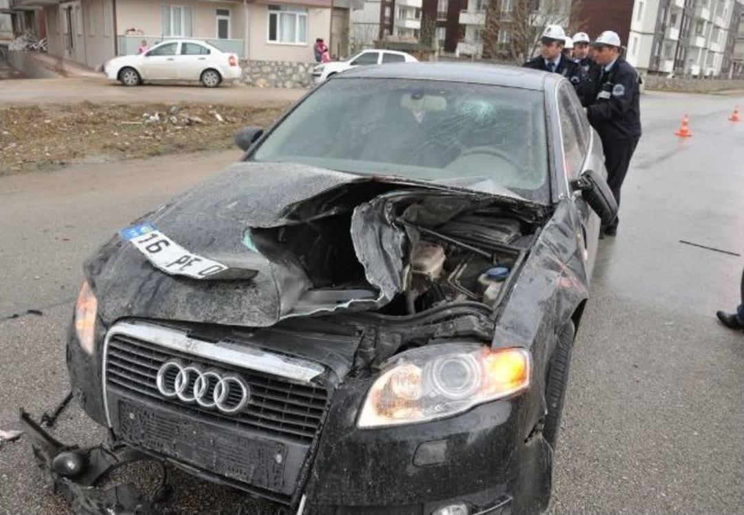 Otomobil S&uuml;r&uuml;c&uuml; Kursu Aracına &Ccedil;arptı: 2 Yaralı