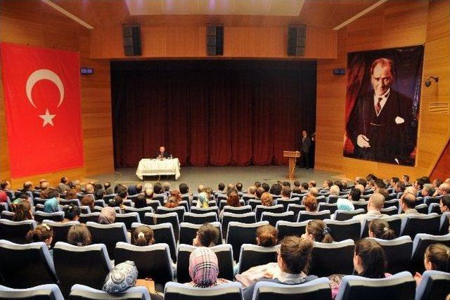 Gümüşhane’de “yaşanabilir Bir Dünya İçin Eğitime Düşen Rol” Konulu Konferans Düzenlendi