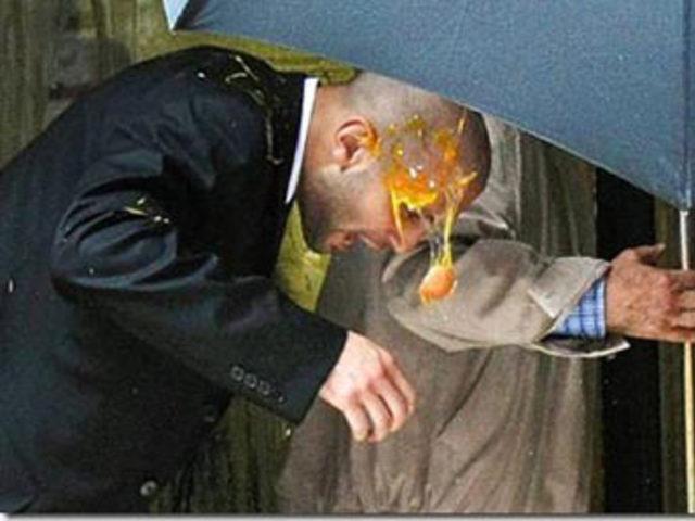 Yumurta fırlatılan &uuml;nl&uuml;ler 8