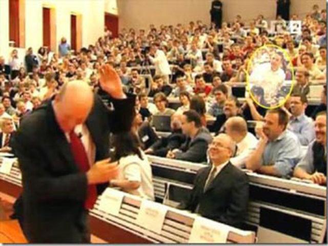 Yumurta fırlatılan &uuml;nl&uuml;ler 1