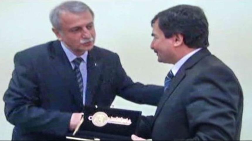 Rekt&ouml;r Karaaslan&rsquo;dan Başkan Karahan&rsquo;a &Ouml;zel &Ouml;d&uuml;l