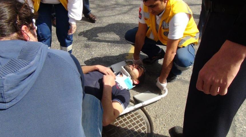 Motokurye Temizlik Iş&ccedil;isine &Ccedil;arptı: 2 Yaralı