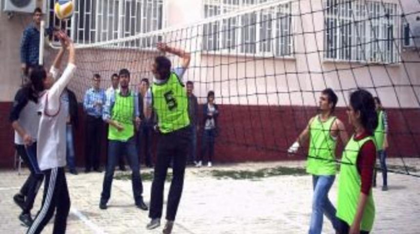 İslahiye Meslek Y&uuml;ksekokulu Voleybol Turnuvası Başladı