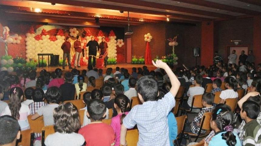 Silopi&rsquo;de &ldquo;Kahraman Kanka Zalim Krala Karşı" Tiyatro Oyunu Sahnelendi