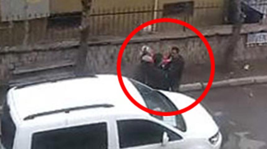 Eski eşinin sevgilisini bı&ccedil;akladı