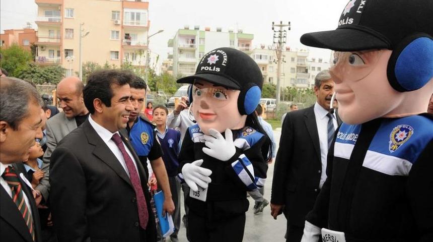 Vali, Polis Amca K&uuml;t&uuml;phanelerinin A&ccedil;ılışlarını Telsiz Anonsuyla Yaptırdı