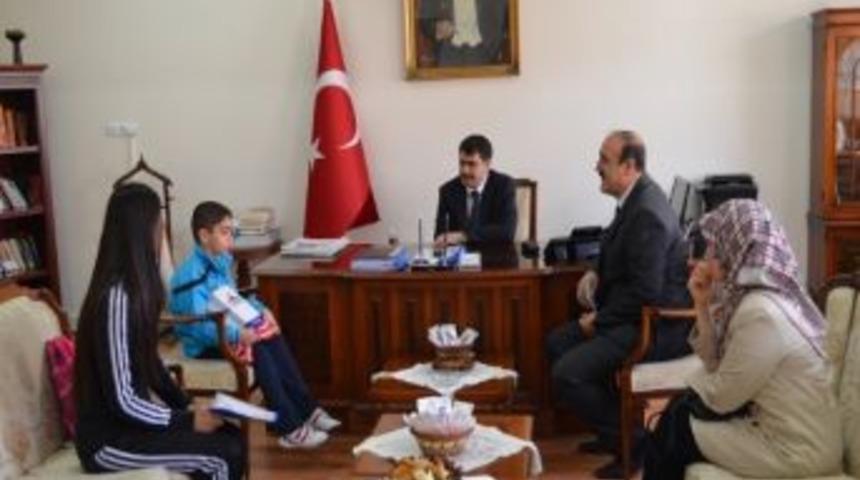 Vali&rsquo;den Başarılı Sporcuya Tablet Bilgisayar Hediyesi