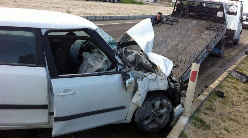 Bayan &Ouml;ğretmenlerin Aracı Kaza Yaptı: 5 Yaralı