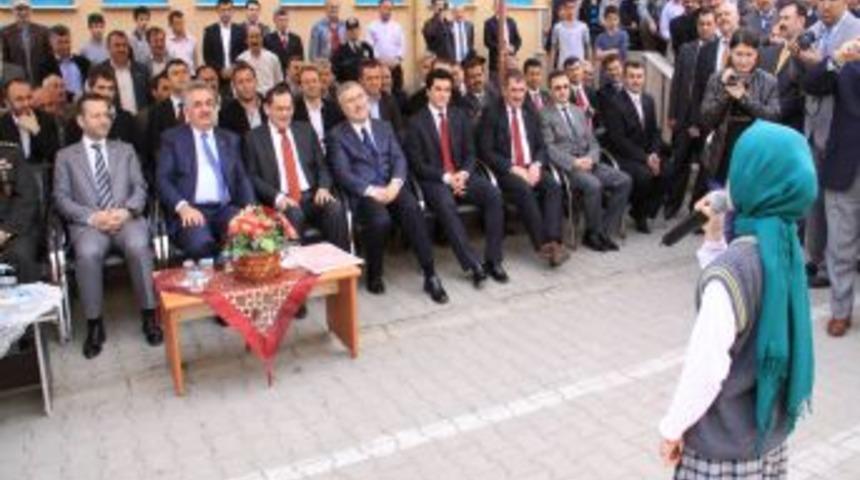 Bakan Yazıcı, İstiklal Marşı'nı G&uuml;zel Okuyan &Ouml;ğrenciye Kalemini Hediye Etti