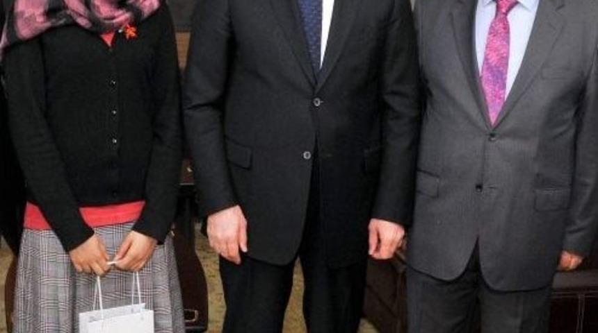 Ygs&rsquo;de Derece Elde Eden K&uuml;bra Peker Vali Erden'i Ziyaret Etti