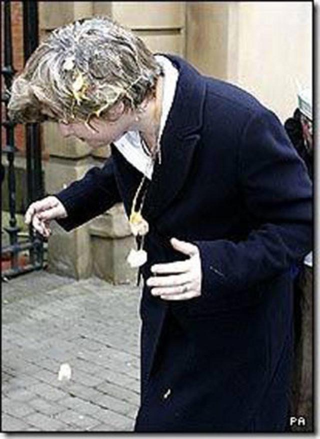 Yumurta fırlatılan &uuml;nl&uuml;ler 7