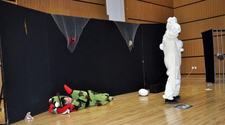 Bin 600 &Ouml;ğrenci &lsquo;Mikrobistan&rsquo; Tiyatrosunu Izledi