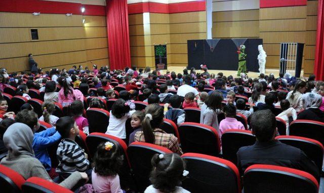 Bin 600 Öğrenci ‘Mikrobistan’ Tiyatrosunu Izledi