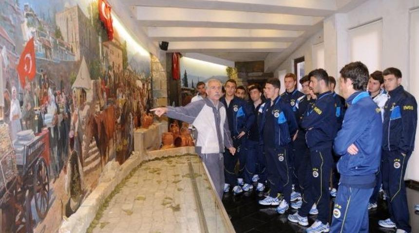 Fenerbah&ccedil;e A2 Takımı &Ccedil;anakkale Şehitler Anıtı&rsquo;nı Gezdi