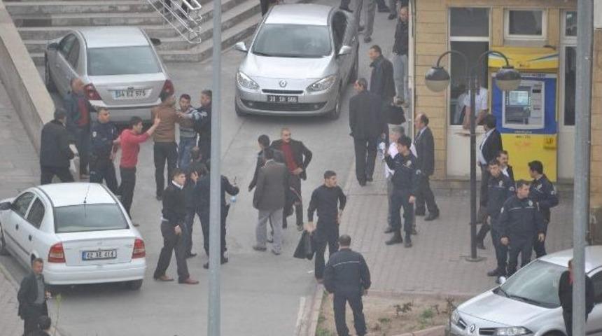 Davadan &Ccedil;ıktılar Kavgaya Tutuştular