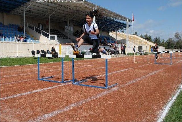 Burdur'da Okul Sporları Puanlı Atletizm Şampiyonası Yapıldı