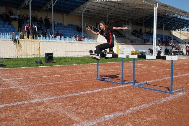 Burdur'da Okul Sporları Puanlı Atletizm Şampiyonası Yapıldı