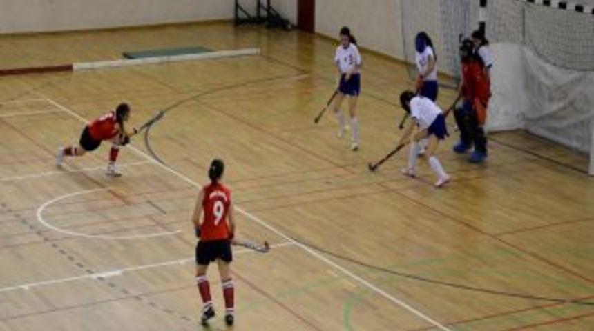 AİB&Uuml;, İlk Ma&ccedil;ında Galip