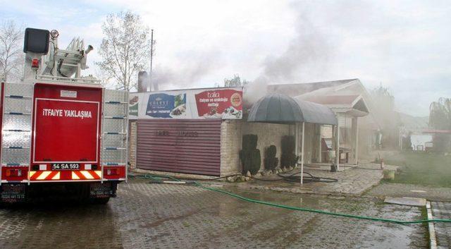 Restorandaki Yangında 2 Kişi Dumandan Zehirlendi