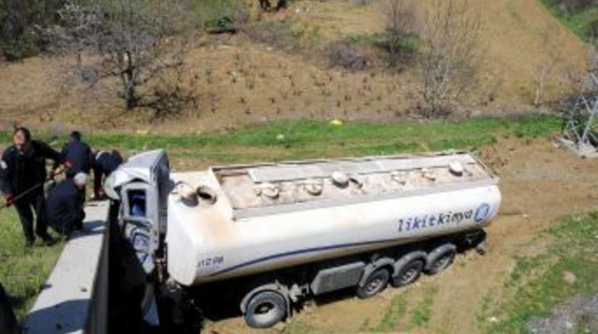 Tanker Altgeçit Duvarına Çarptı, Sürücü Hayatını Kaybetti