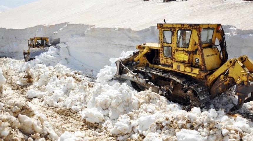 Muş'ta Kar Nedeniyle Kapalı K&ouml;y Yolunu A&ccedil;mak I&ccedil;in Ekipler 4 G&uuml;nd&uuml;r &Ccedil;alışıyor