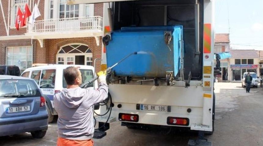 Yenişehir'de &Ccedil;&ouml;p Konteynırları Yıkanıyor