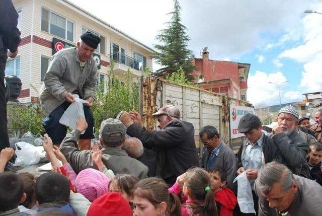 Pazarlar’da 2 Bin Adet Badem Fidan Dağıtıldı