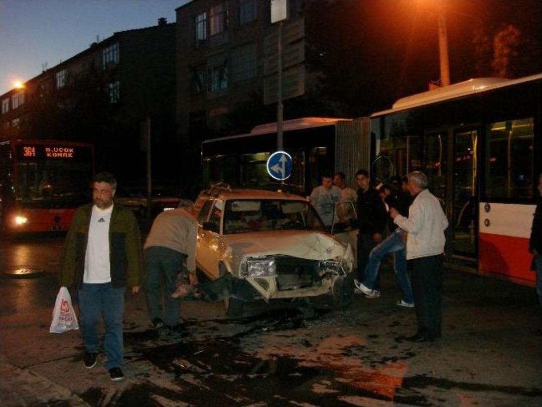 Karşıyaka&rsquo;da Trafik Kazaları: 4 Ara&ccedil; Birbirine Girdi