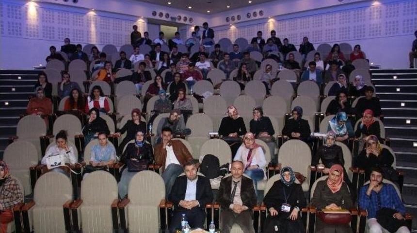 Atat&uuml;rk &Uuml;niversitesi'nde "kumandalı Siyaset" Adlı Konferans