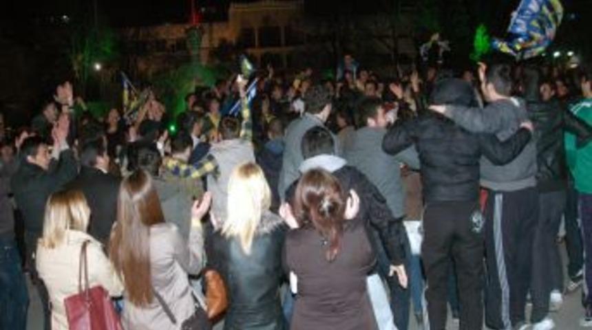 Kütahya'daki Fenerbahçeli Taraftarların Coşkusu