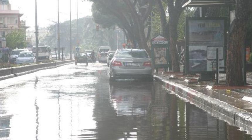 &Ouml;demiş'de Yarım Saat S&uuml;ren Yağış Etkili Oldu