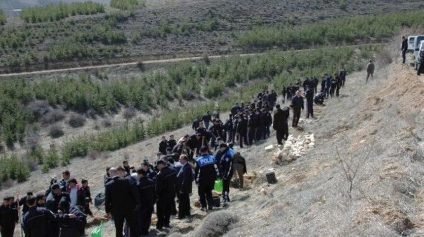 Baharı Ağa&ccedil; Dikerek Karşıladılar