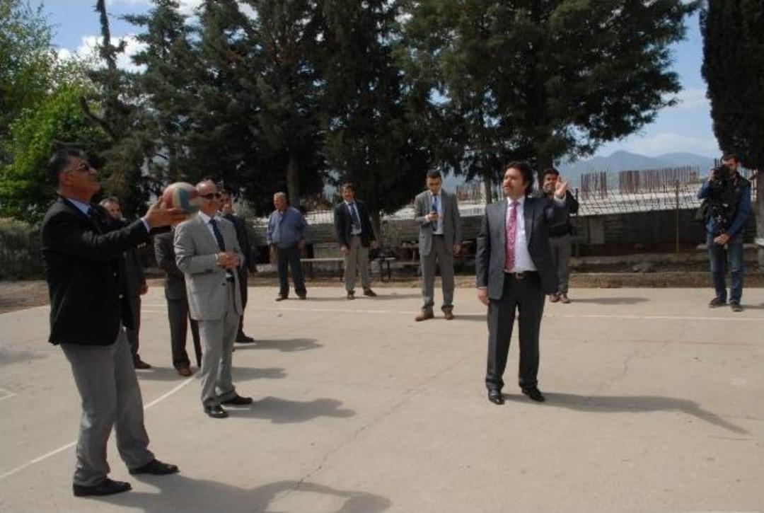 Vali Şahin, &Ouml;ğrencilerle Voleybol Oynadı