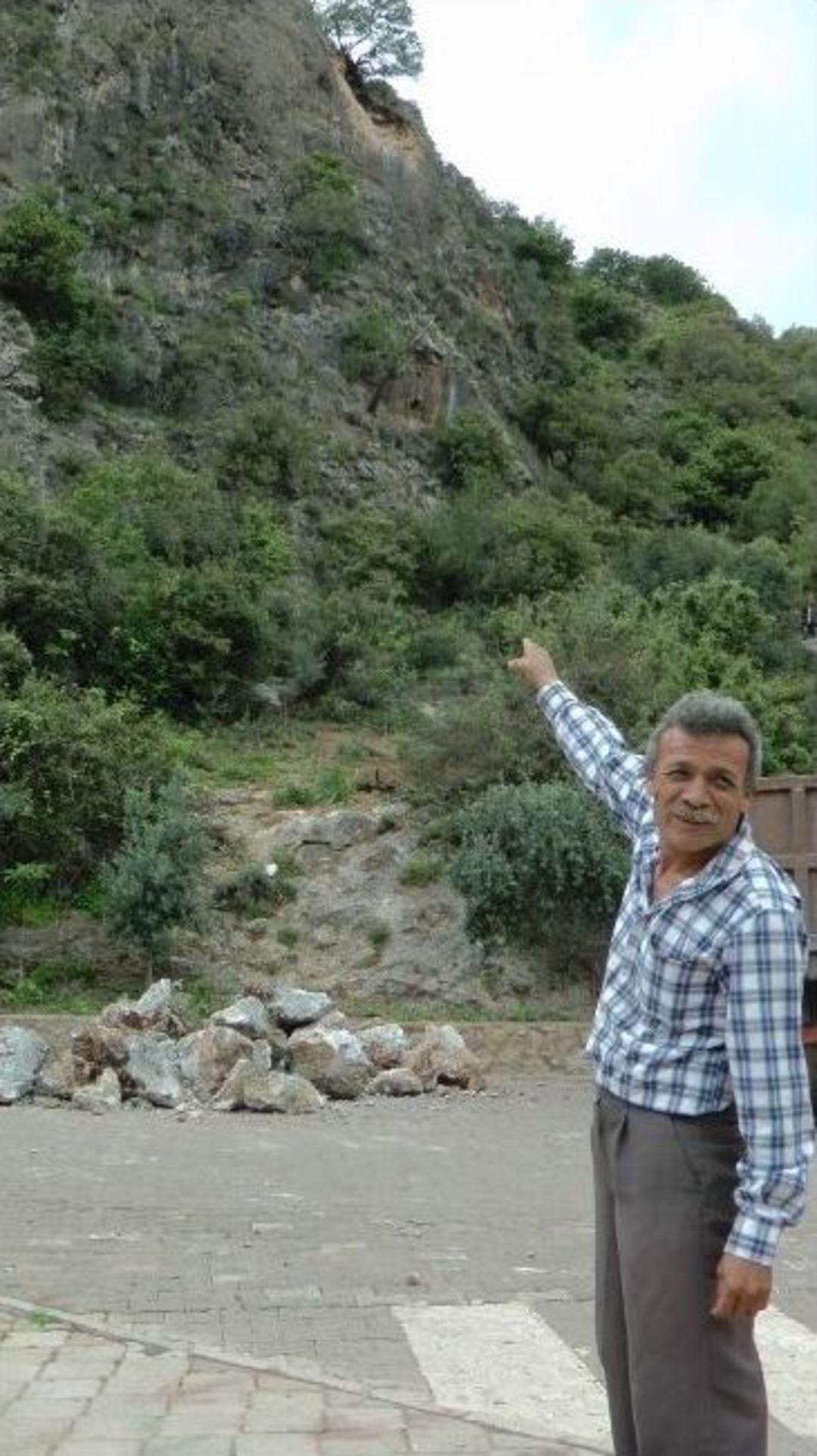 15 Tonluk Kaya Par&ccedil;ası &Ouml;l&uuml;deniz Yoluna Yuvarlandı