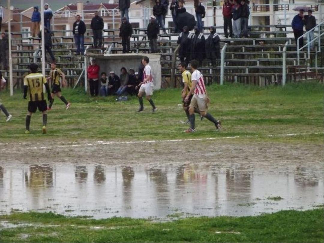 Tekirdağ Amat&ouml;r Spor Kul&uuml;pleri U-19 Liginde Oynanan Şark&ouml;yspor-tekirdağspor Erteleme Ma&ccedil;ı, Yağışlardan G&ouml;l Haline Gelen Şark&ouml;y Stadında Oynandı.