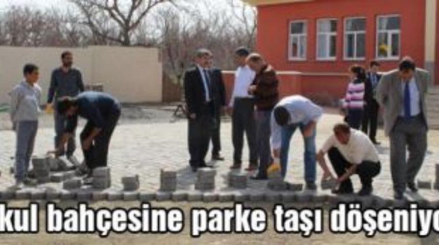 Okul bah&ccedil;esine parke taşı d&ouml;şeniyor