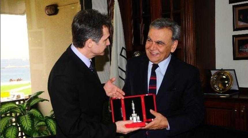 Romanyalı B&uuml;y&uuml;kel&ccedil;i Ve Konsoloslar Saat Kulesi&rsquo;ne Bayıldı