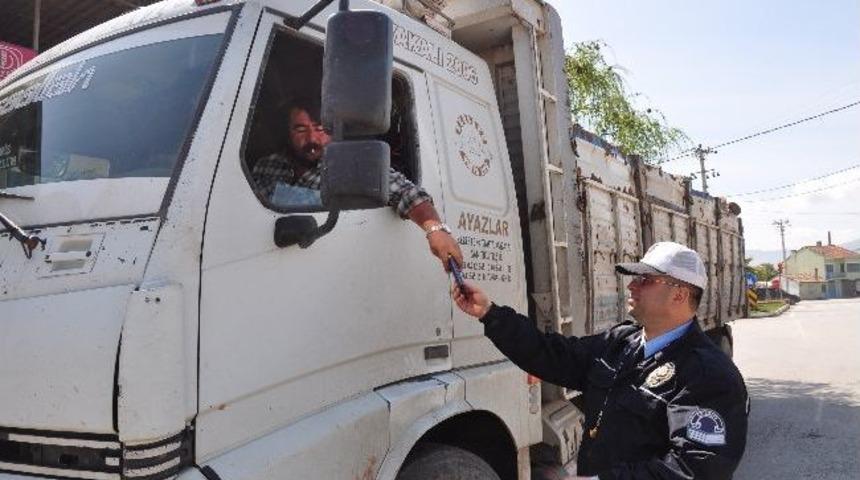Torbalı'daki Trafik Denetiminde G&uuml;ld&uuml;ren Bahaneler